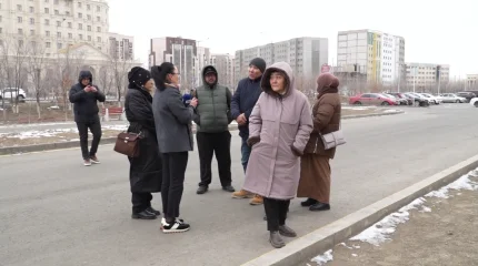 Атырауда мүрдесі өз үйінде табылған ерлі-зайыптылардың туыстары тергеу туралы ақпарат біле алмай полиция ғимаратын жағалап жүр