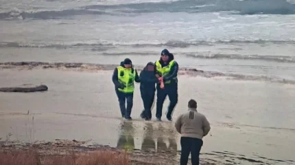 Ақтауда полицейлер суға батып бара жатқан жасөспірімді құтқарды
