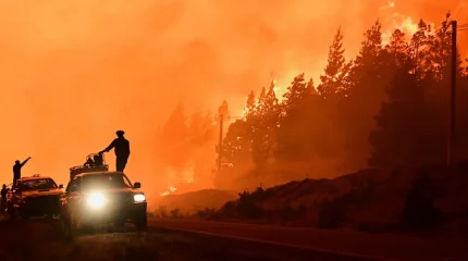 Тысячи туристов эвакуировали из-за лесных пожаров в Аргентине