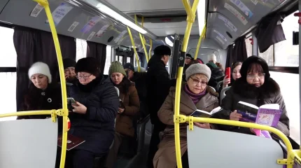 Оралдық автобустар жылжылмалы кітапханаға айналды