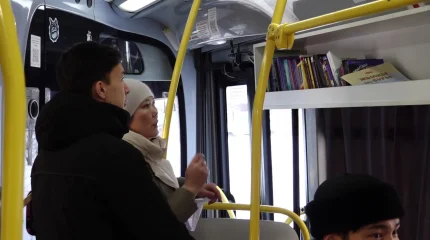 Общественный транспорт в Уральске стал передвижной библиотекой