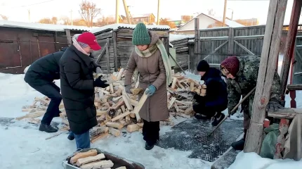 Активисты молодёжного крыла «Жастар Рухы» помогли пенсионерам с домашними хлопотами