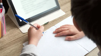 Оқушылар онлайн оқиды