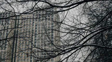 Школьница чудом выжила после падения с 25-го этажа