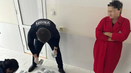 Түркістан облысында емхана басшысынан 1 млн теңге талап еткен блогер ұсталды