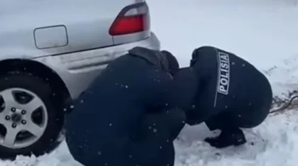 Қолайсыз ауа райы: Түркістан облысында полицейлер жолаушыларға үздіксіз көмек көрсетуде