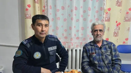 Ақтөбе облысында патрульдік полицей аязда қалған шетелдік жүргізушіге көмек көрсетті