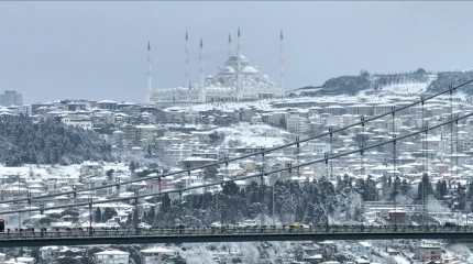 Мощный снегопад обрушился на Стамбул