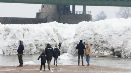Гамбургте Эльбада алып мұз таулар үйіліп қалды