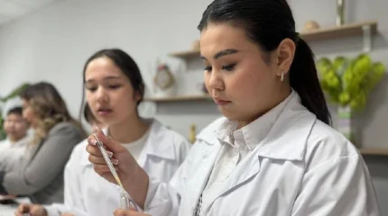 Студенттер мен оқушылар әтір өндіреді