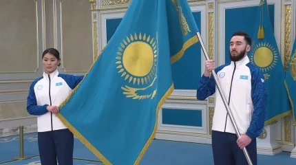 Касым-Жомарт Токаев вручил государственный флаг знаменосцам олимпийской и паралимпийской сборных Казахстана