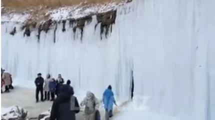 Замёрзший водопад в Мангистау поразил казахстанцев своей красотой
