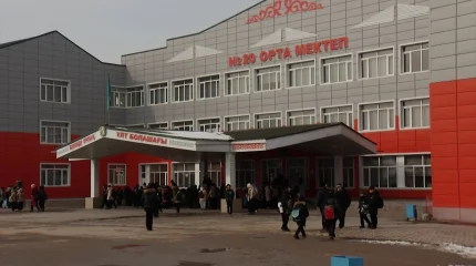 Қыркүйекте ғана қолданысқа берілген мектептің астынан су шығып, саси бастаған