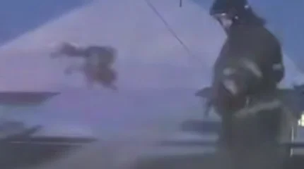 Мужчину без сознания вытащили из горящего дома в Усть-Каменогорске (ВИДЕО)