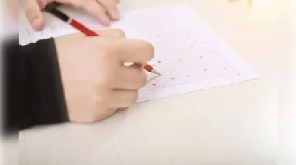 Ақтөбеде мұғалім оқушыларын ҰБТ-дан өткізіп беремін деп әрқайсысынан 560 мың теңге алып отырған