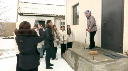 Волонтёры из Кызылорды помогли ветерану по хозяйству