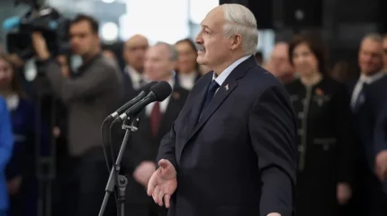 Лукашенко предложил женщинам заменить косметику лопатой