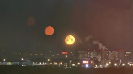 В небе заметили сразу три Луны: редкий феномен попал в объективы камер