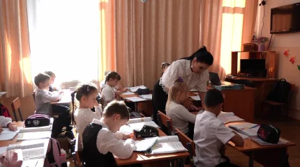 «Уэнсдей школьного мира»: за что ученики дали учителю из ВКО необычное прозвище