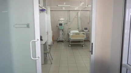Жағдайы ауыр: Алматыда жол жиегінде отырған екі баланы көлік қағып, қашып кеткен