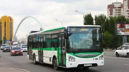 Автобус ішіне насыбай қалдығын түкірген жолаушысы 10 тәулікке қамалды