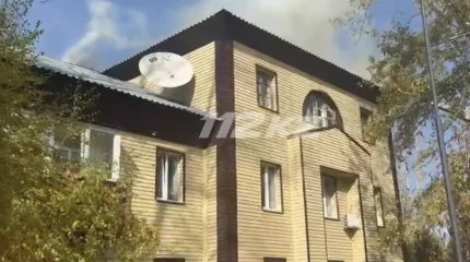 Огненная ловушка в Усть-Каменогорске: спасатели вывели из дыма 8 человек
