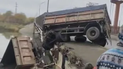 Петропавлда КамАЗ өзенге құлап кете жаздады