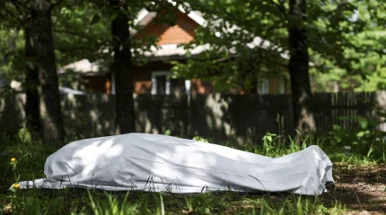 42-летнего мужчину застрелили возле собственного дома, убийц разыскивает полиция