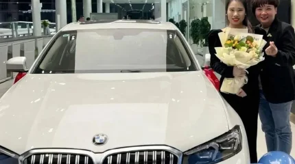 Басшы жұмысқа барар жолда тоңып жүрген қызметкерлеріне 20 миллион теңгелік көлік сыйлады