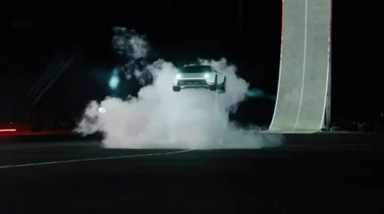 Илон Маск показал летающую Tesla, которая переворачивается в воздухе (ВИДЕО)