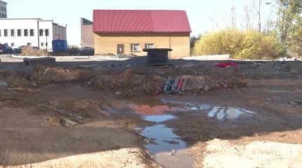 Вода в подвале и опасный котлован образовались у ЖК в Караганде