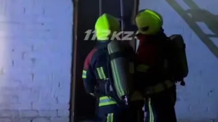 Астанада құтқарушылар өрттен екі газ баллонын алып шықты