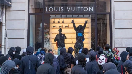 Участники беспорядков разграбили магазины Louis Vuitton и Dior во Франции