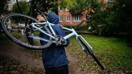 Мужчина и женщина пять дней воровали велосипеды в Караганде (ВИДЕО)