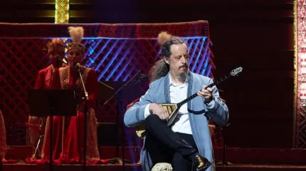 Америкалық өнерпаз «Адай» күйін орындады