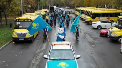 Алматыда 70-тен астам велошабандоз көк туды желбіретті