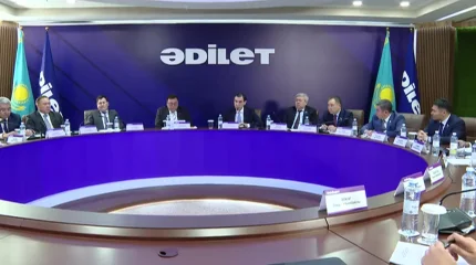 Представители партии «Әділет» обсудили поддержку отечественных производителей и развитие нефтегазовой отрасли