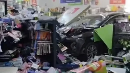Алматы облысында жеңіл көлік дүкен ішіне басып кірді
