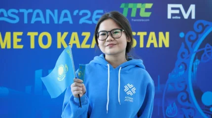 Туристам в аэропорту Астаны вручили шоколад и флаги Казахстана ко Дню Республики