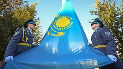 Президент принял участие в церемонии поднятия Государственного флага
