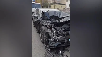 Алматыда жүк көлігі аялдамаға соғылды