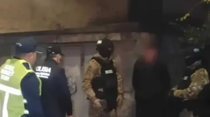 Алматыда көшеде қару алып жүрген ер адам ұсталды