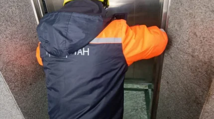 Көпірдің лифтінде бала қамалып қалды