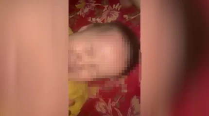 Таразда тілі шықпаған нәрестені төпелеп ұрып жатқан видео әлеуметтік желіге тарады