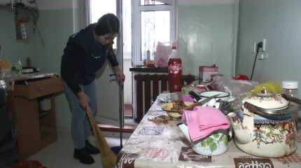 Жамбылдық еріктілер 80 жастағы II топ мүгедегі, жалғызбасты зейнеткер анаға көмек көрсетті