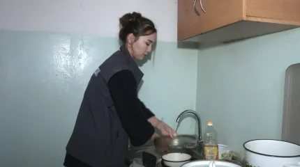 Волонтёры "Жастар рухы" оказали помощь 78-летней одинокой пенсионерке в Таразе