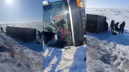 Абай облысында автобус аударылды, ішінде 50 жолаушы болған