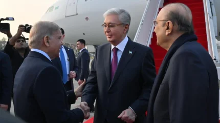 Мемлекет басшысын Исламабад әуежайында Президент Асиф Али Зардари мен Премьер-министр Шахбаз Шариф қарсы алды