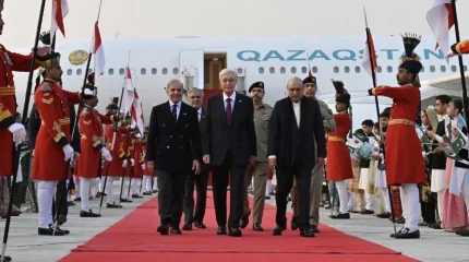 С почетным караулом и артиллерийскими залпами: Президент Казахстана прибыл в Исламабад