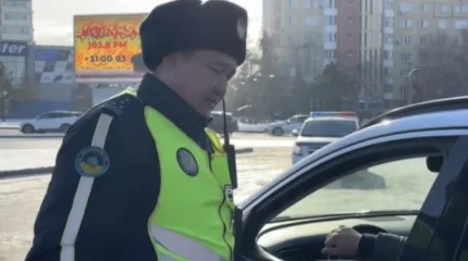 Риск на дороге: в Павлодарской области массово выявляют водителей с телефонами за рулём